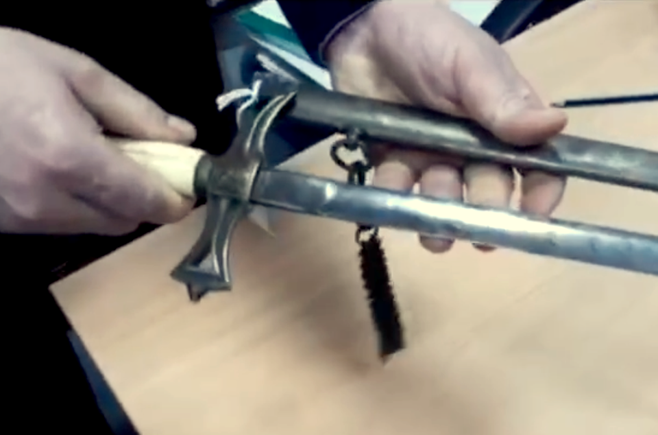 Киевские таможенники обнаружили масонский ритуальный меч в посылке из США 