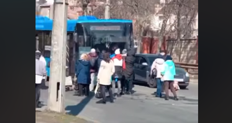 В столице пассажиры заблокировали троллейбус из-за превышения лимита пассажиров