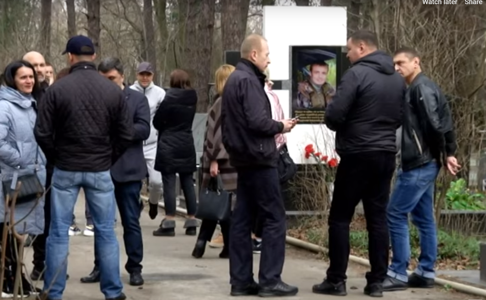 На Киевщине родные умершего фермера охраняют его могилу, поскольку опасаются за тело, — СМИ