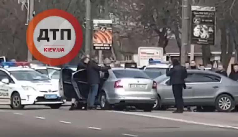 Под Киевом задержали водителя, который угрожал застрелиться 