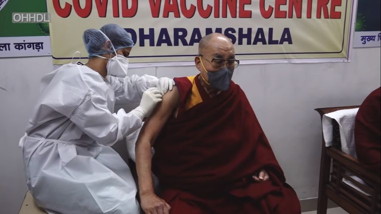 Далай-лама сделал прививку от коронавируса вакциной CoviShield