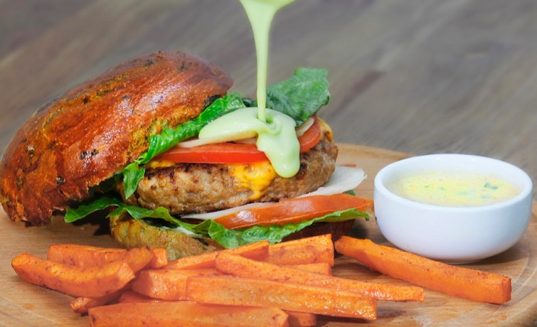 Страви у простірі здорового харчування Greenburger на Подолі