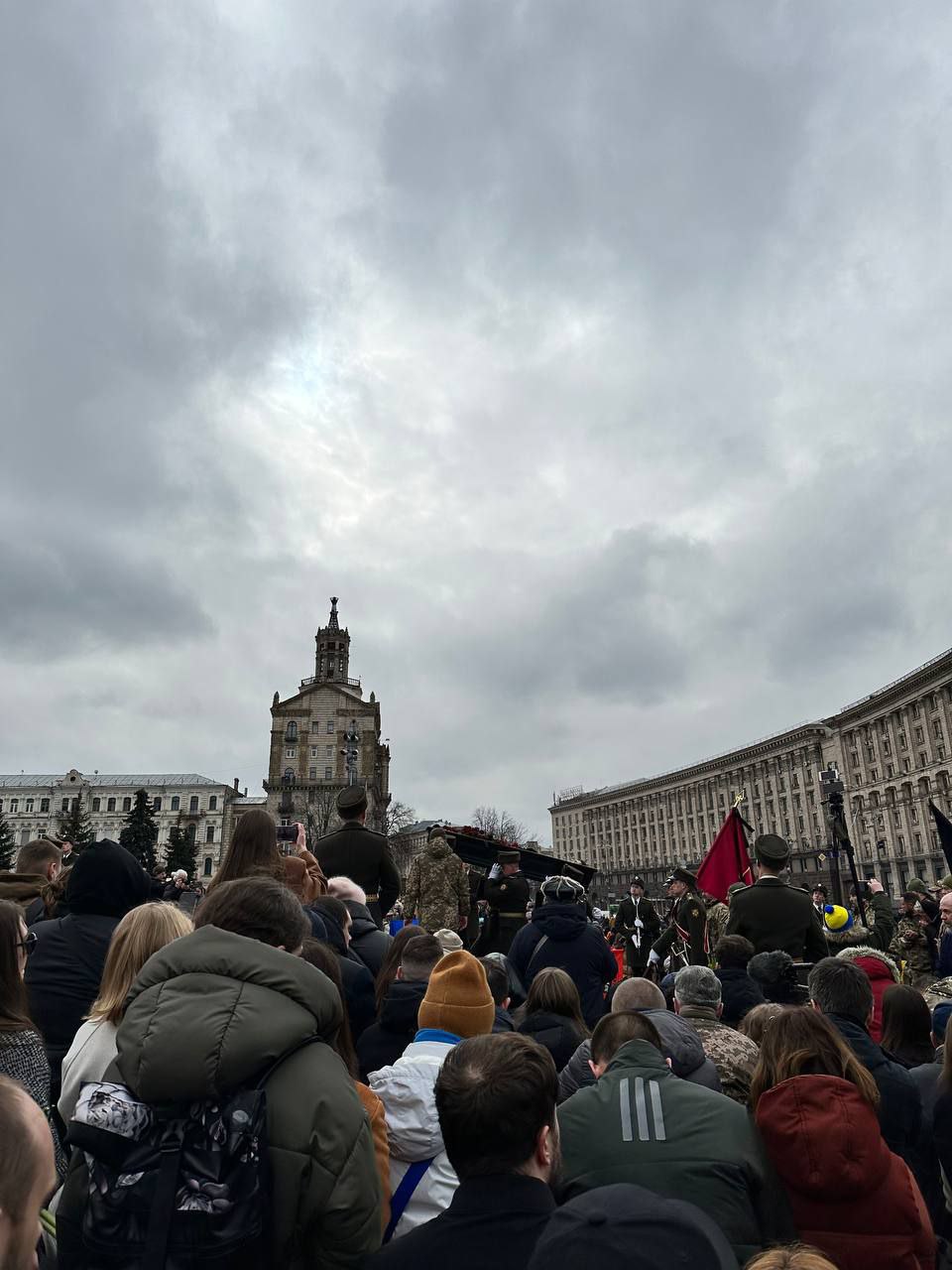 Люди зібралися на прощання з "Да Вінчі" на Майдані Незалежності