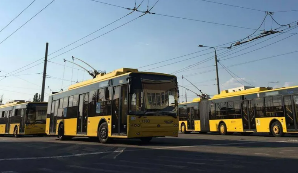 Кличко доручив розглянути петицію щодо скасування зупинки громадського транспорту під час тривог
