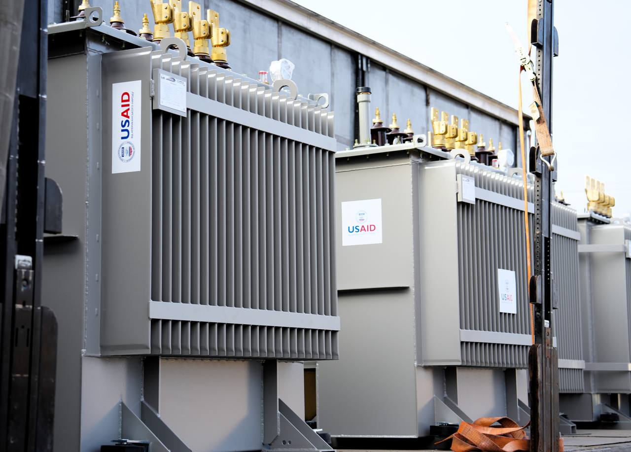 Бучанська громада отримала 23 нових трансформатори від Проєкту енергетичної безпеки USAID