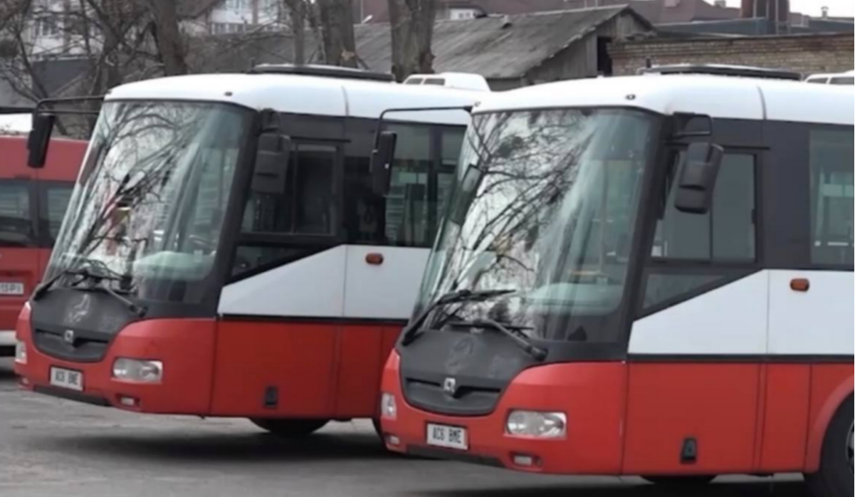 Буча отримала два пасажирські автобуси від Праги: фото