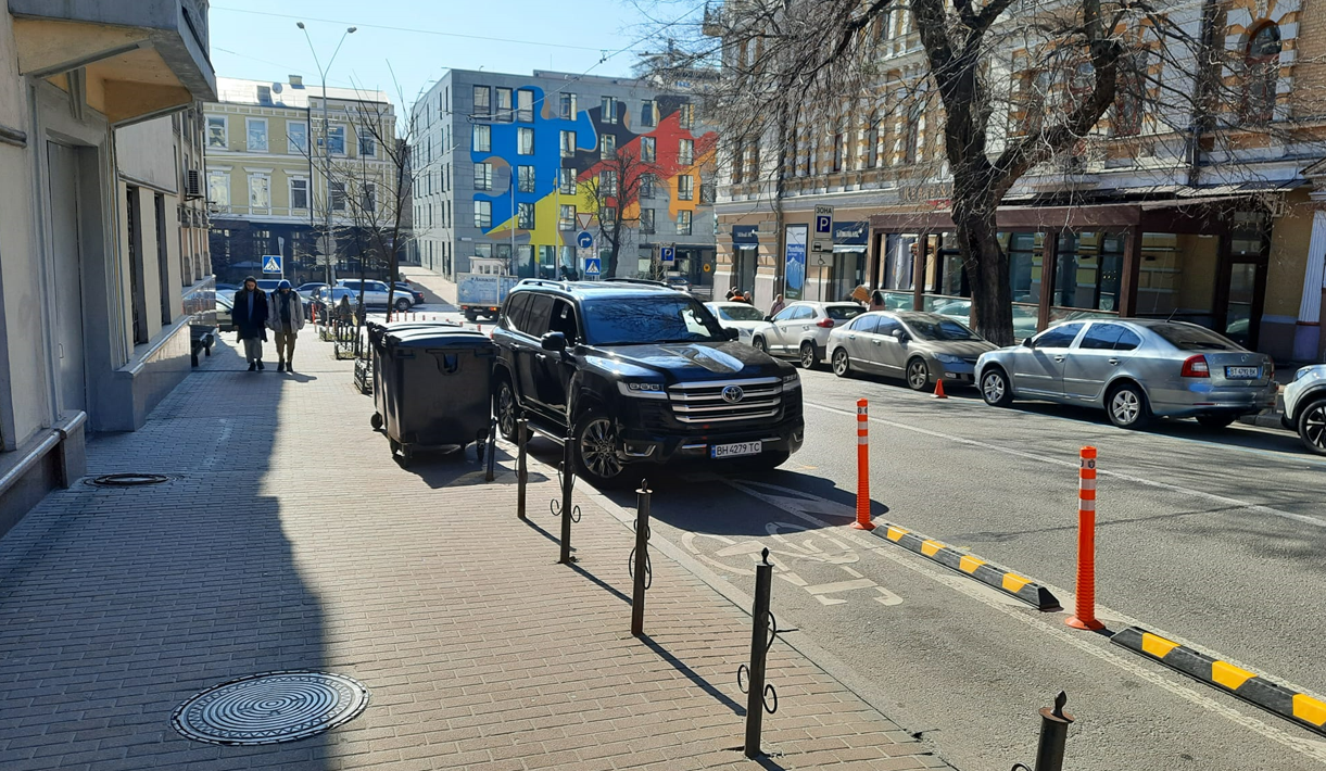 У Києві на вулиці Лисенка водій припаркував авто на велосмузі: деталі