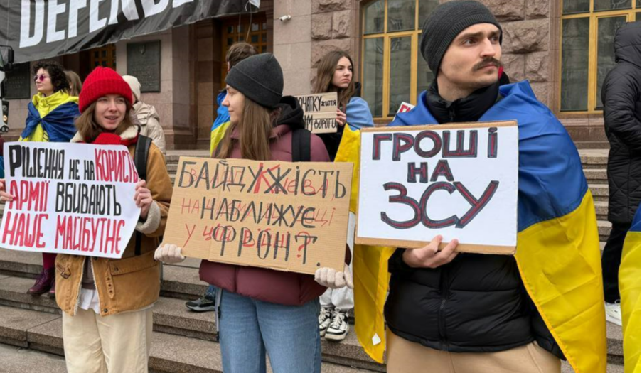 У Києві 9 березня пройшов суботній мітинг Гроші на ЗСУ: фото