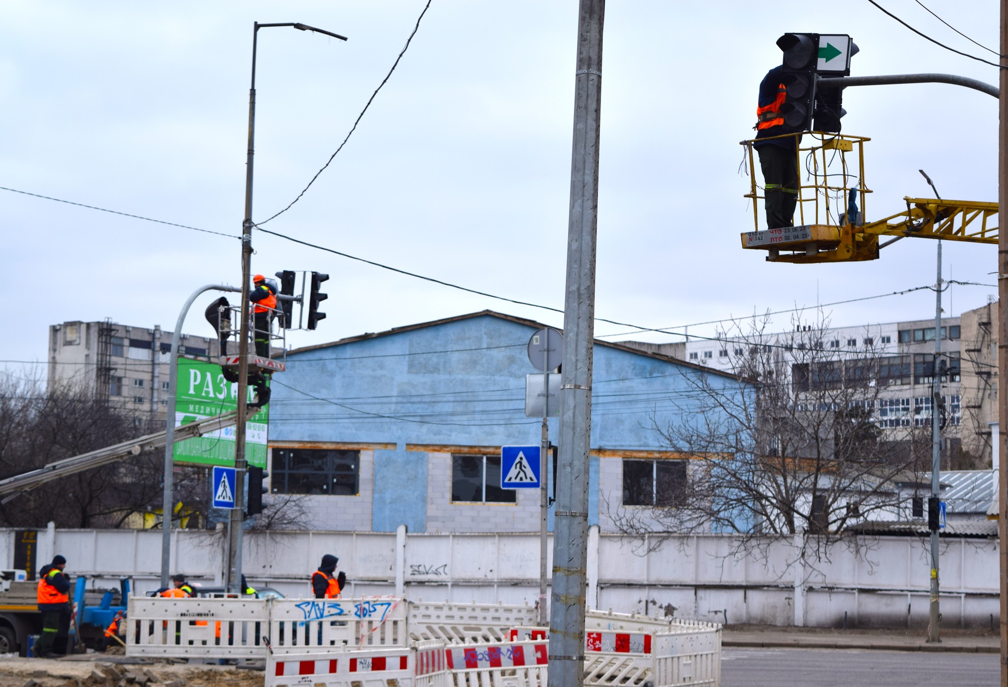 7 березня, в Оболонському районі Києва, на перетині вулиці Скляренка та провулку Балтійського розпочали відновлення світлофору