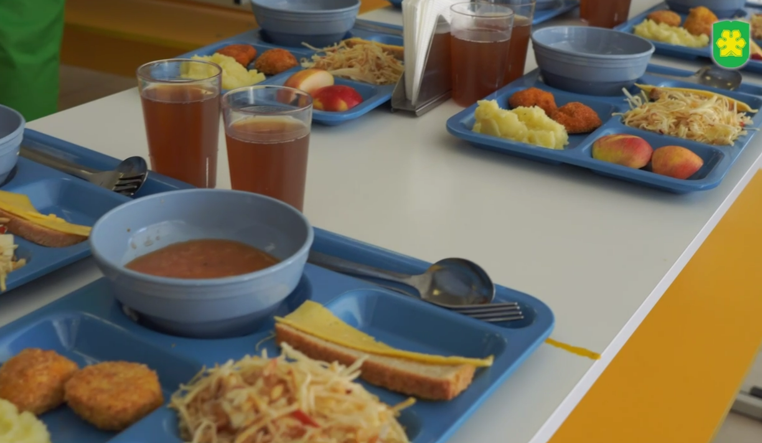 Фабрика-кухня в Бучі почала доставку харчування: які школи отримали обід