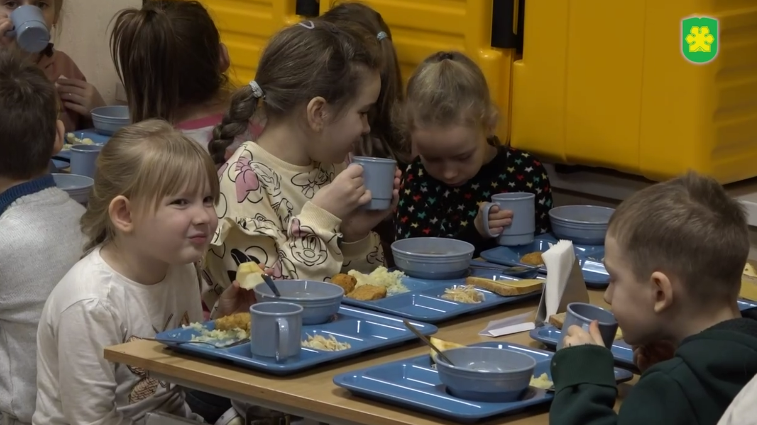 Фабрика-кухня в Бучі почала годувати учнів: які школи отримали обід