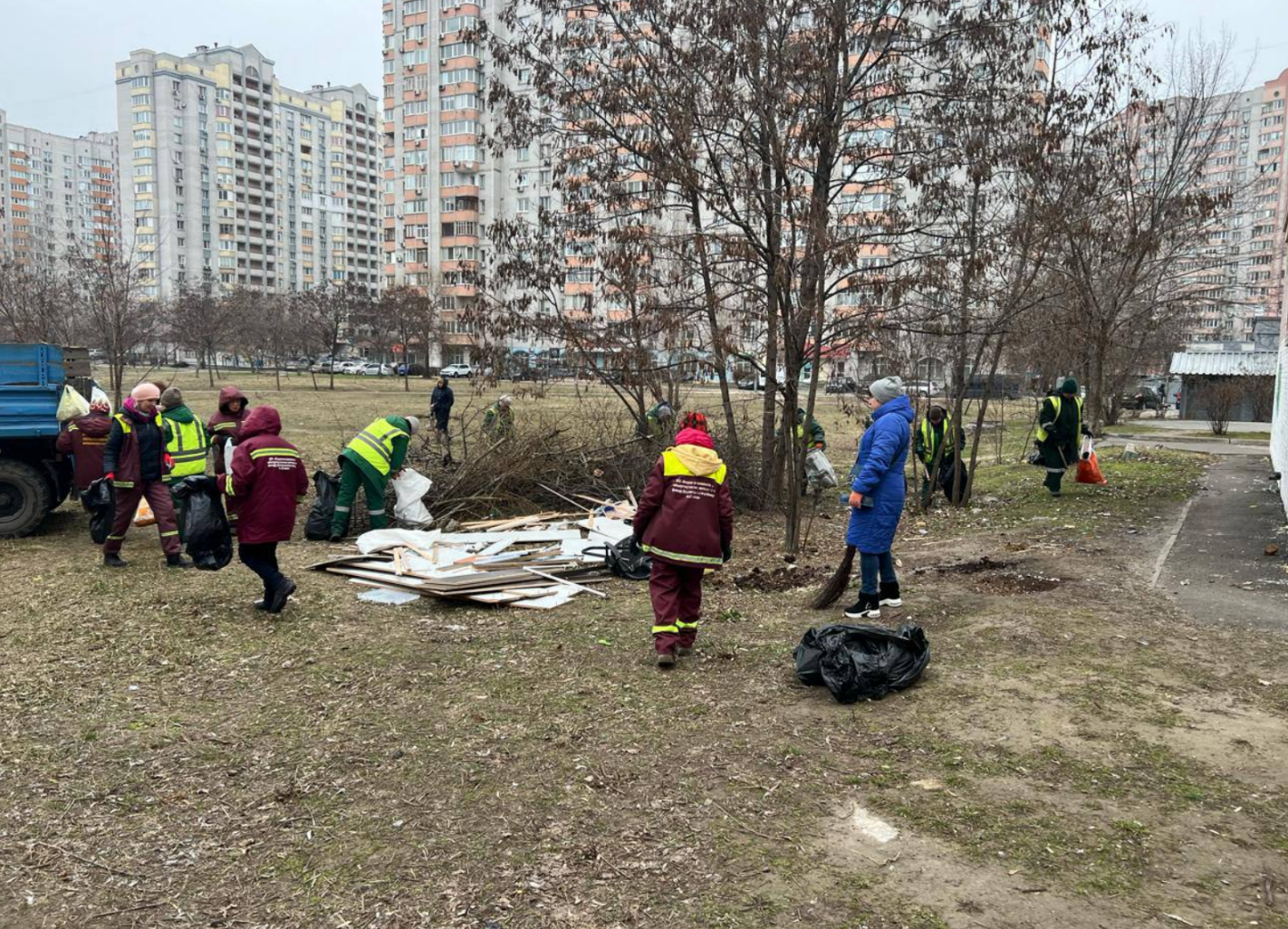На Позняках на вулиці Ахматової влаштували толоку: вивезли цілий причіп сміття