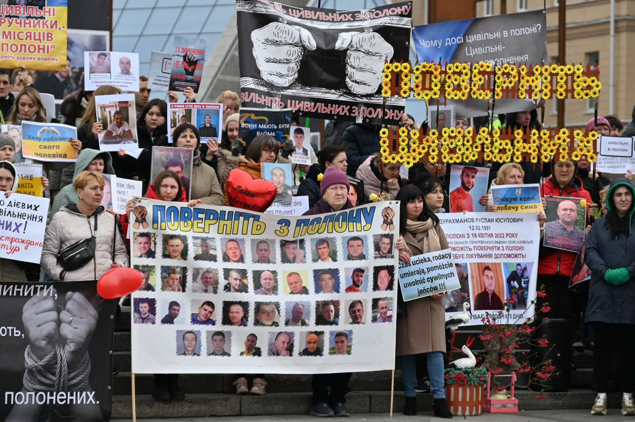 Два серця в полоні: 16 березня у центрі Києва відбулася акція на підтримку військових 