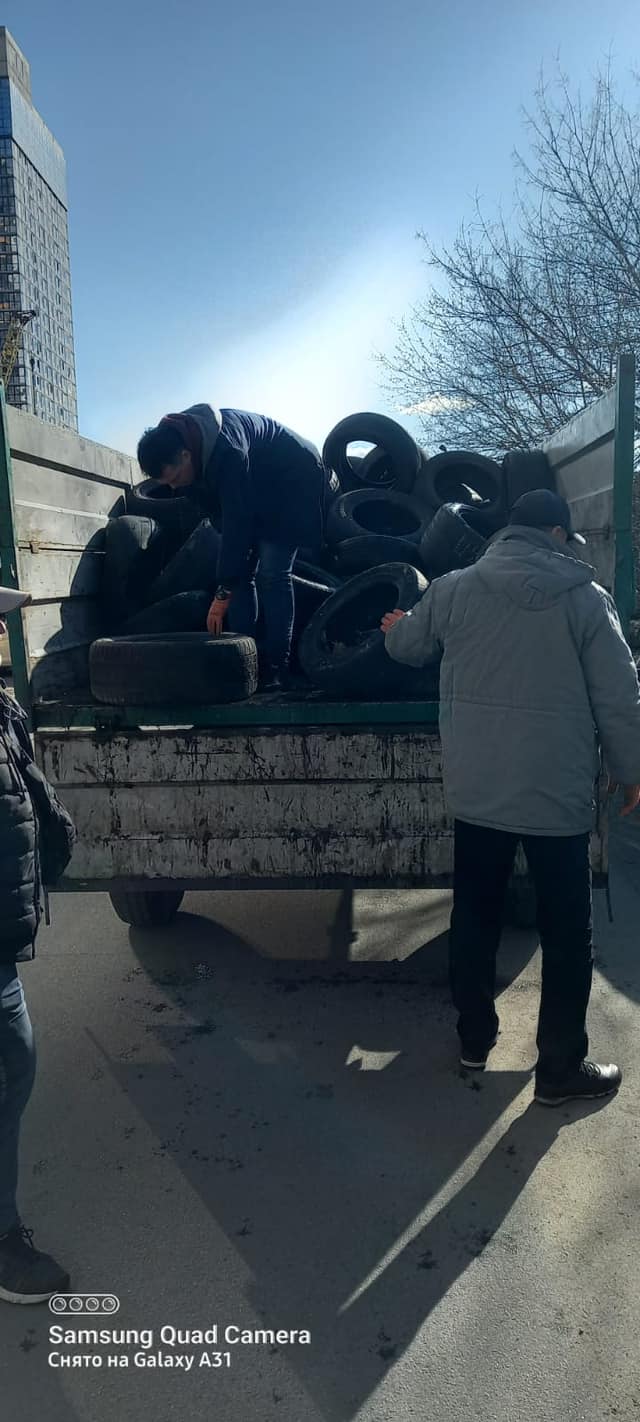 У Дарницькому районі столиці комунальники знайшли, завантажили та вивезли на подальшу утилізацію понад 1000 вживаних автомобільних шин