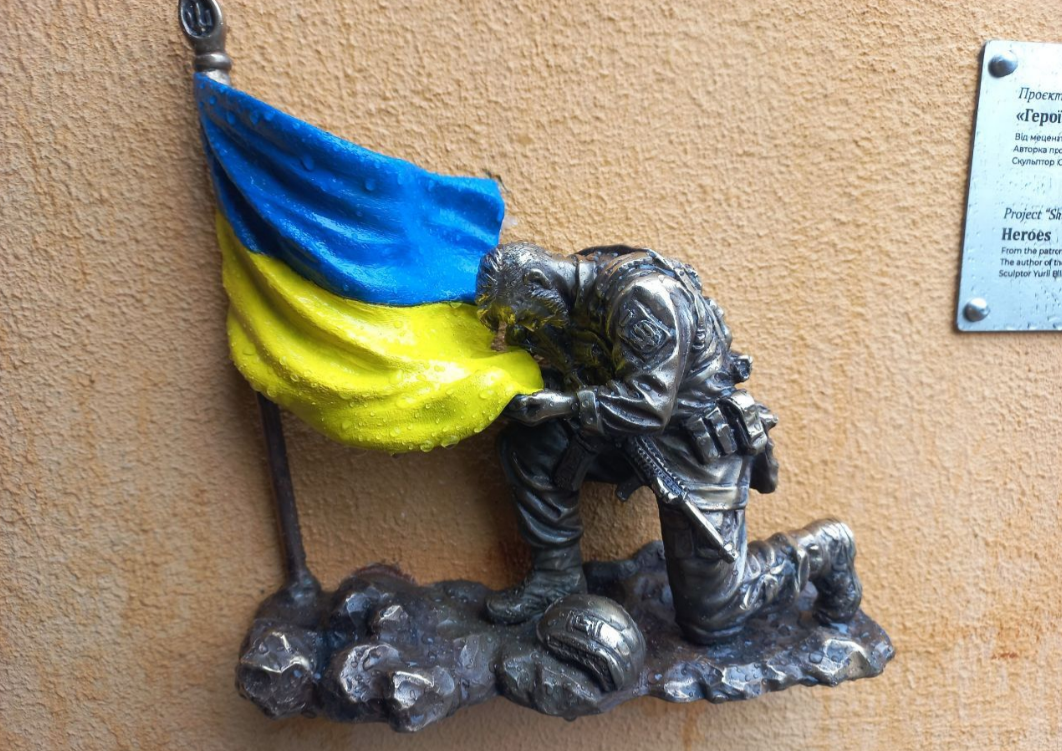 У Києві на Аскольдовій могилі встановили мініскульптуру Герої, щоб її розгледіти треба прихилити коліно
