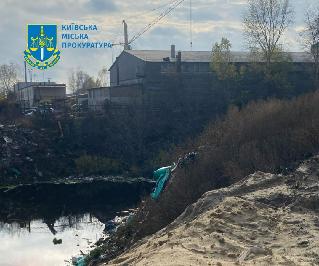Несанкціоноване сміттєзвалище площею понад 0,6 га у Дарницькому районі Києва біля води