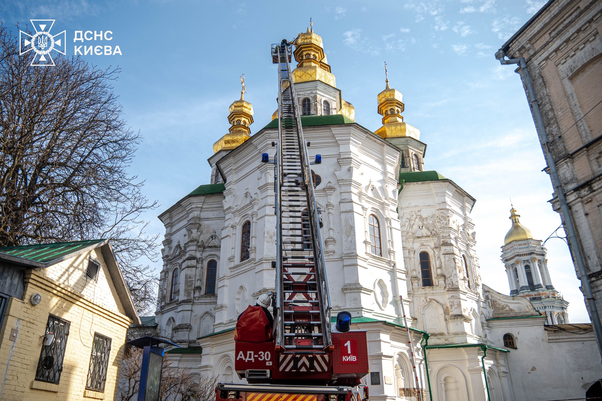 На одній з церков Києво-Печерської лаври обрушився хрест — його зняли надзвичайники