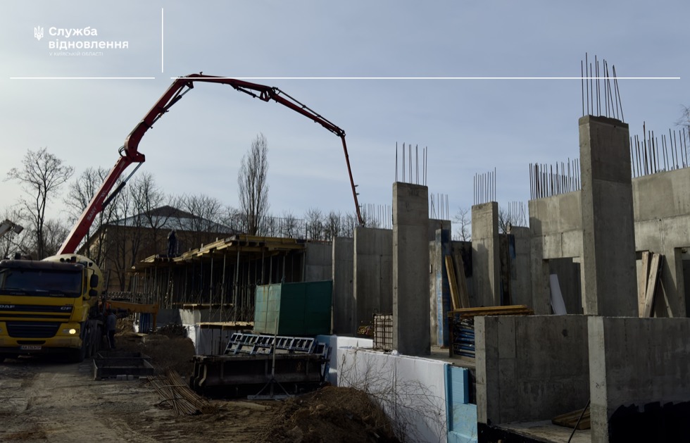 На Київщині зводять нову дев’ятиповерхівку на місці зруйнованого ракетою будинку: фото