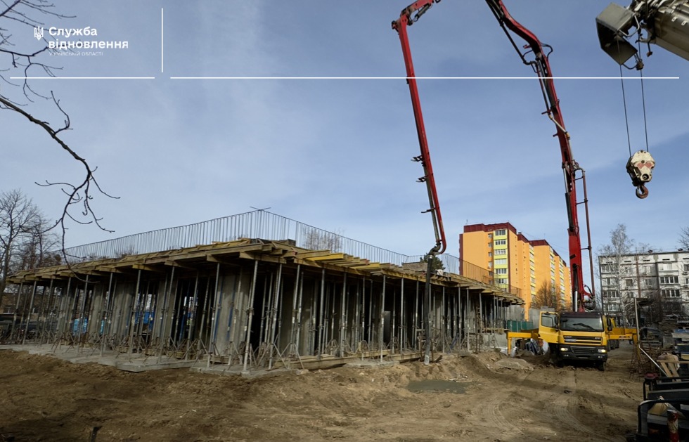 На Київщині зводять нову дев’ятиповерхівку на місці зруйнованого ракетою будинку: фото