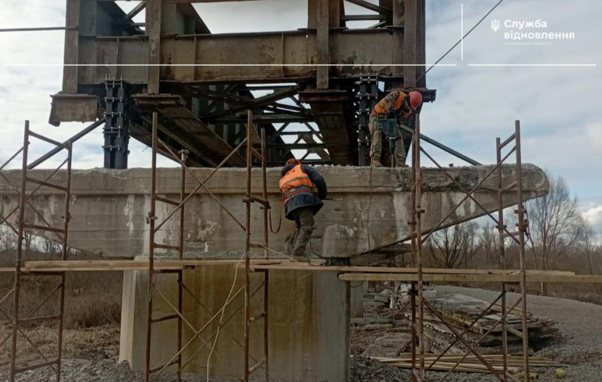 На Київщині відбудовують зруйнований 300-метровий міст: що вже зробили