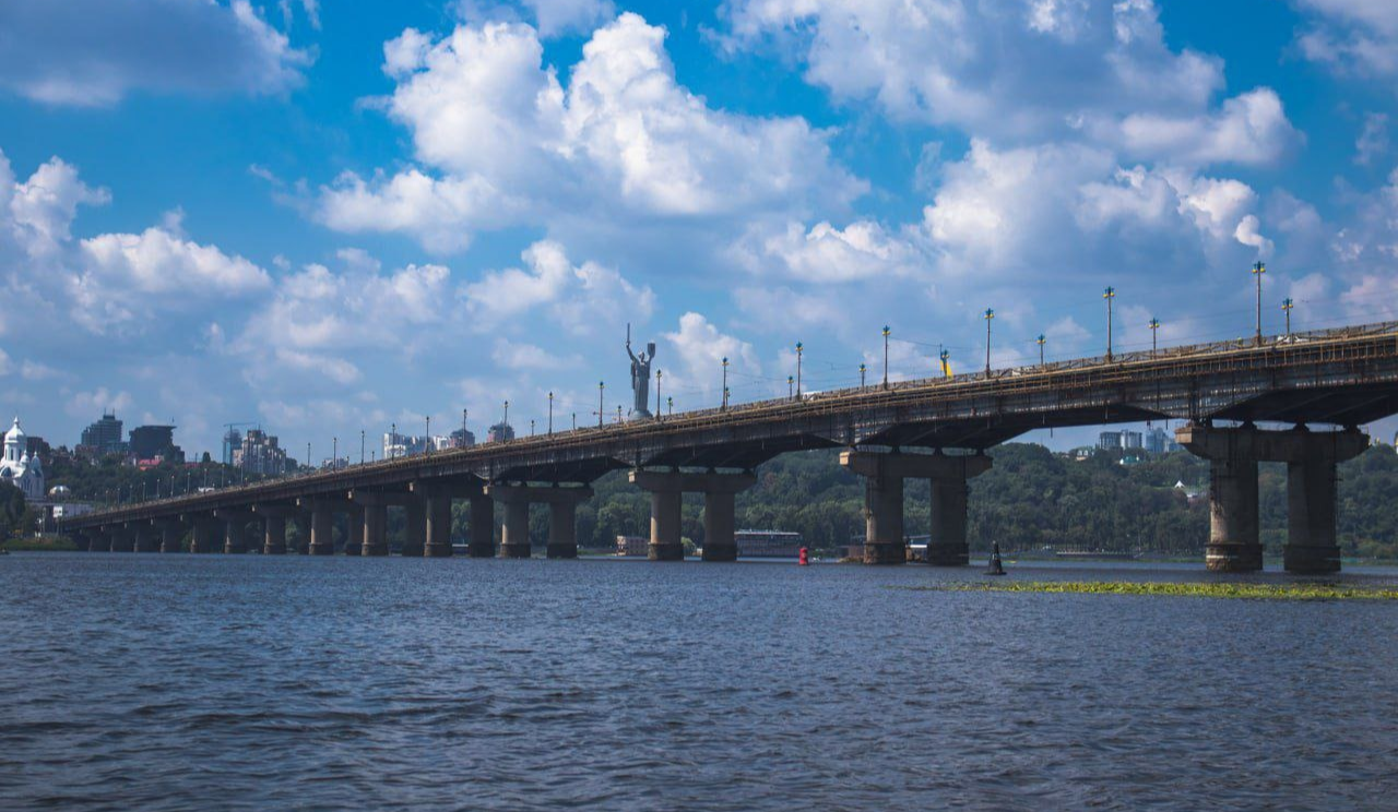 У КМДА спростували інформацію про нові правила проїзду мостом Патона