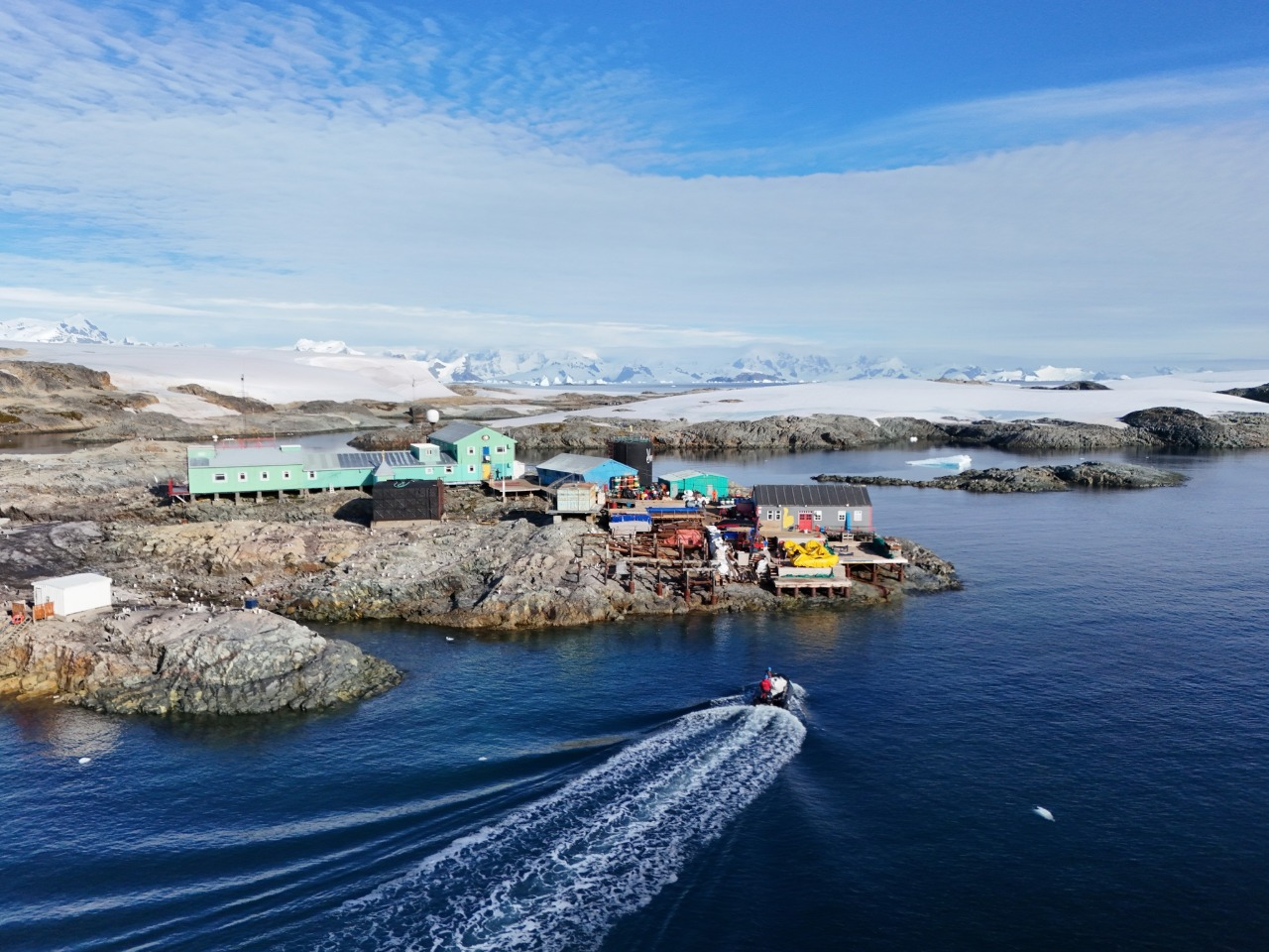 На антарктичній станції "Академік Вернадський" стартувала перезмінка команд: фото