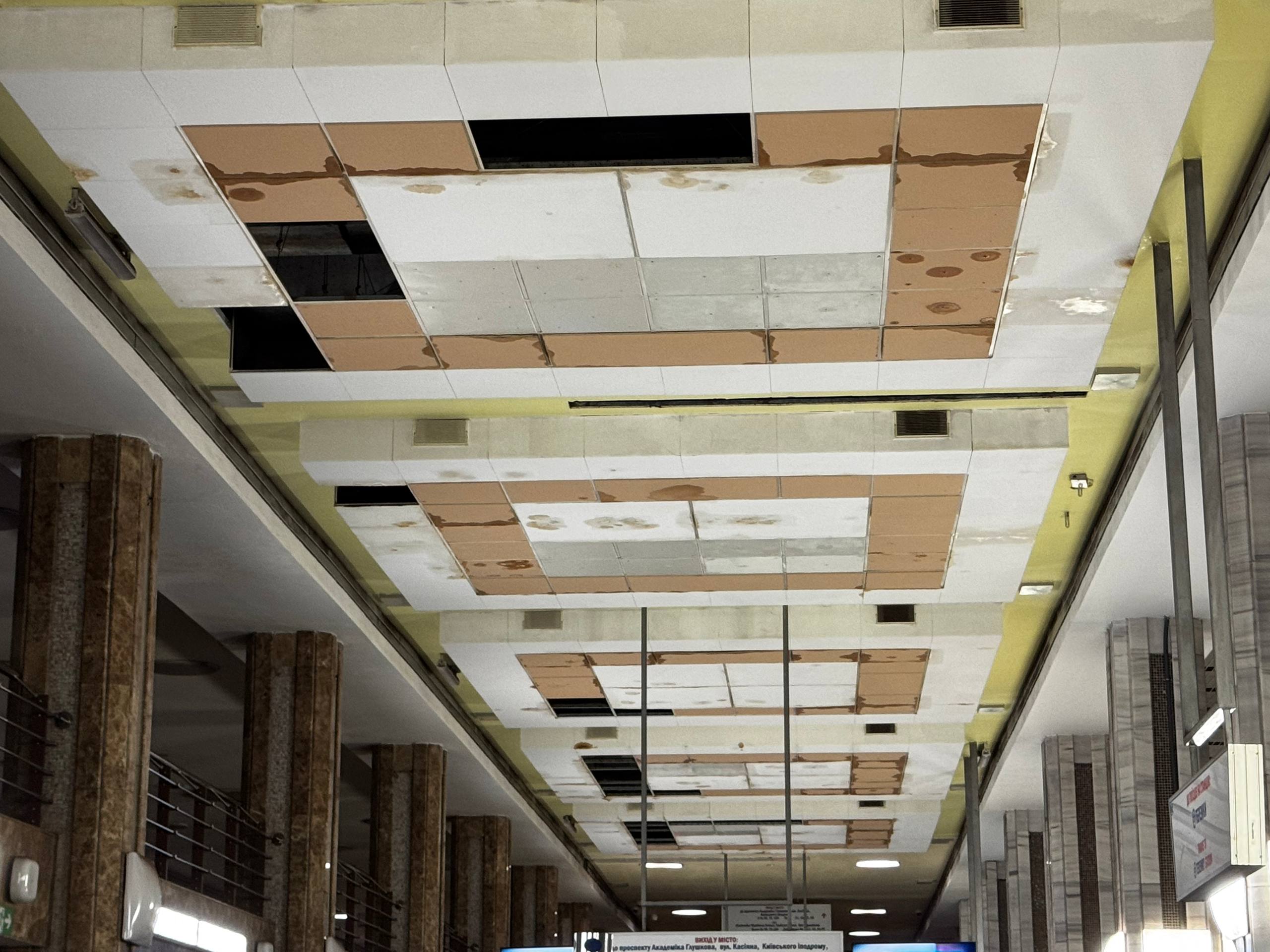 Проблеми з гідроізоляцією: на станції метро "Іподром" у Києві від вологи набухає стеля