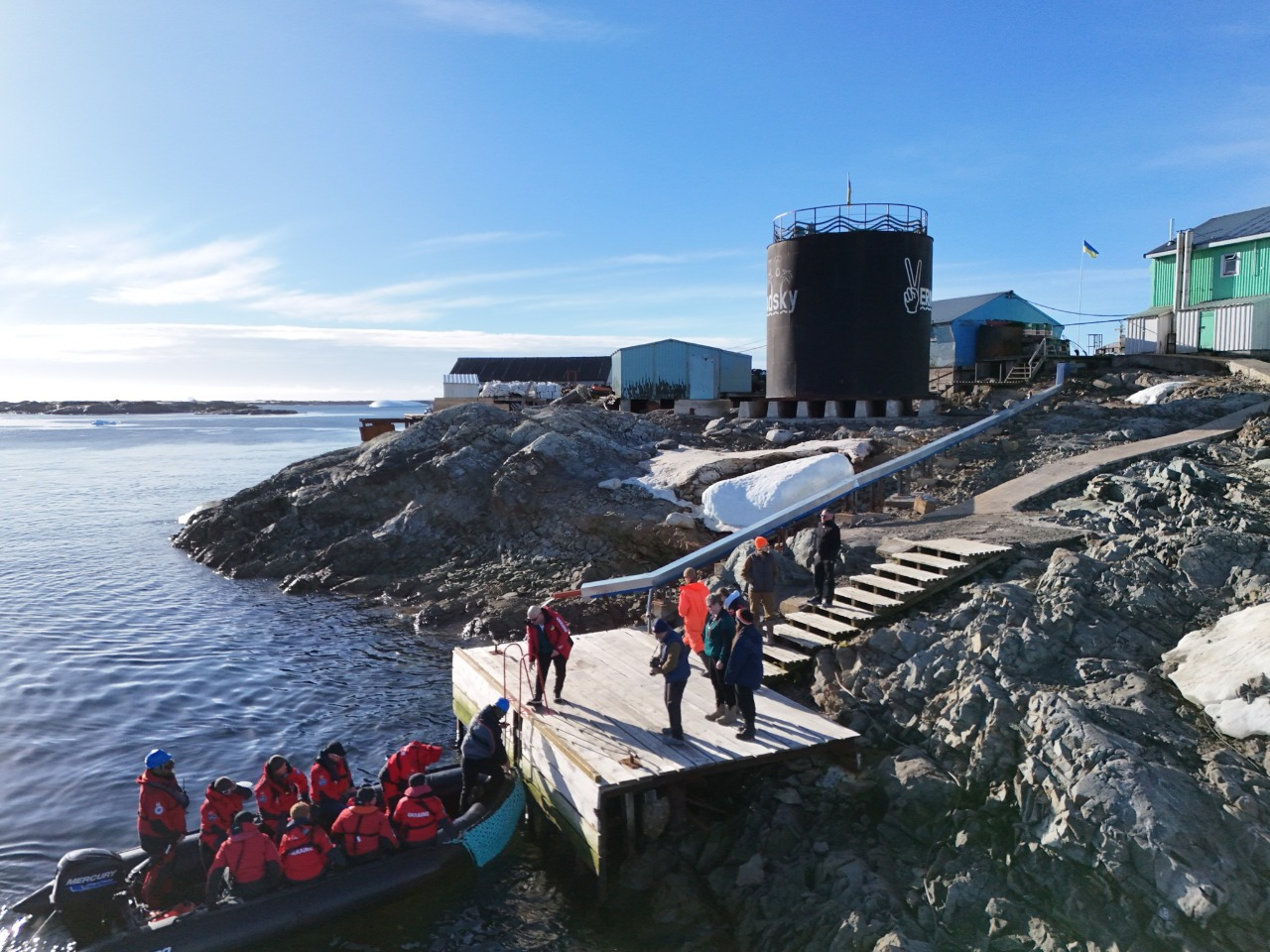 На антарктичній станції "Академік Вернадський" стартувала перезмінка команд: фото
