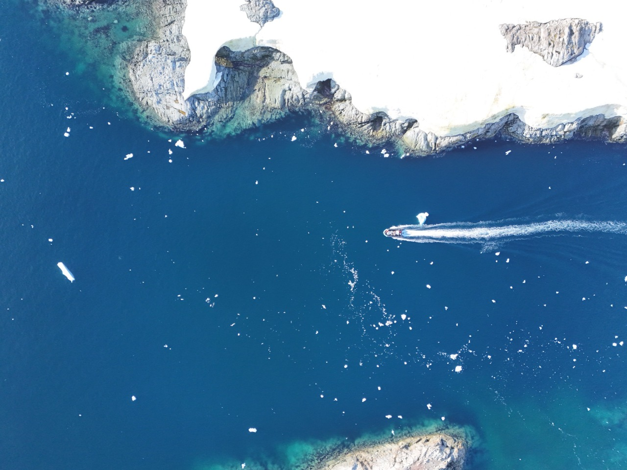 На антарктичній станції "Академік Вернадський" стартувала перезмінка команд: фото