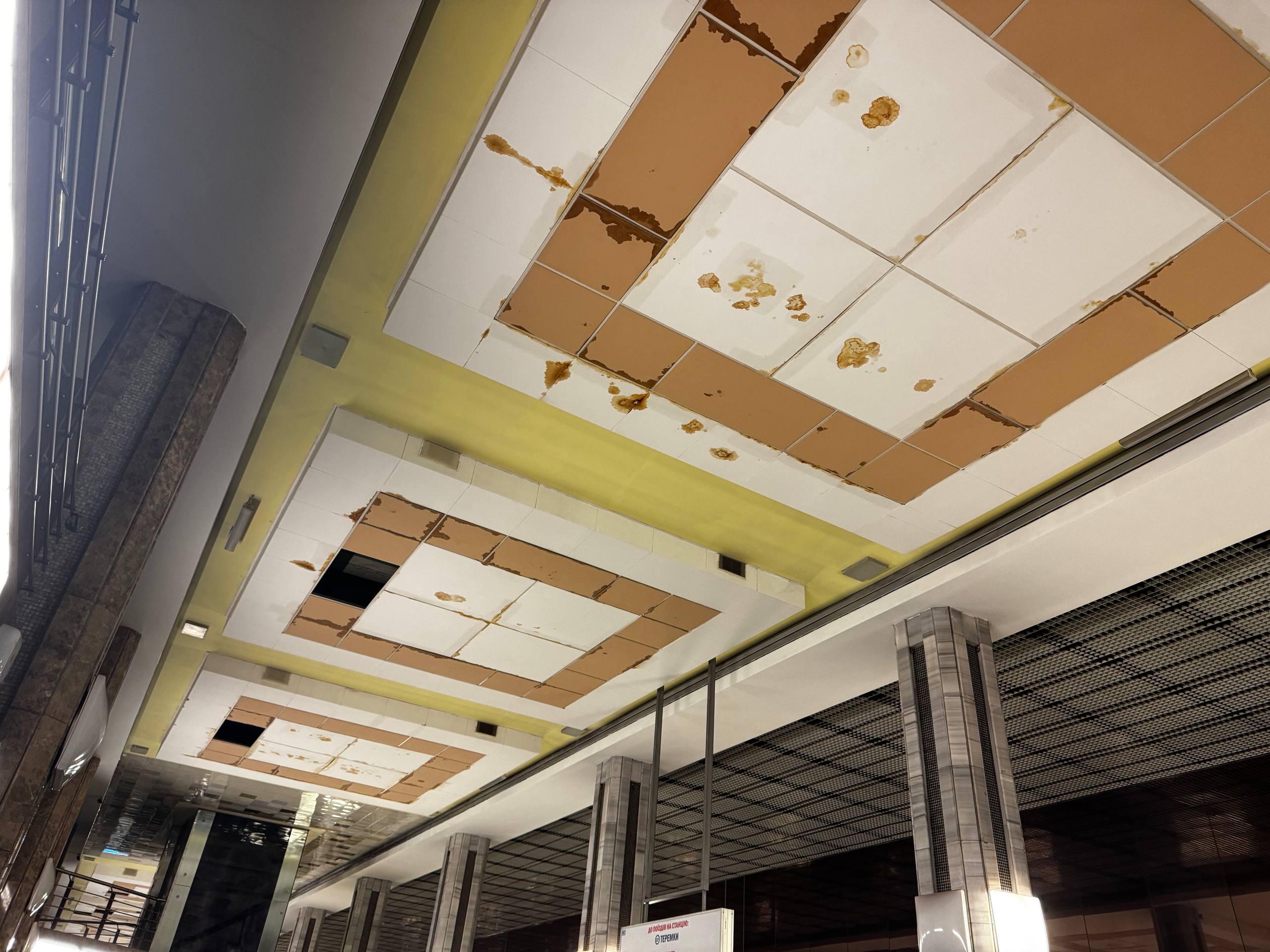 Фото: "Пасажири Києва" / Telegram Проблеми з гідроізоляцією: на станції метро "Іподром" у Києві від вологи набухає стеля