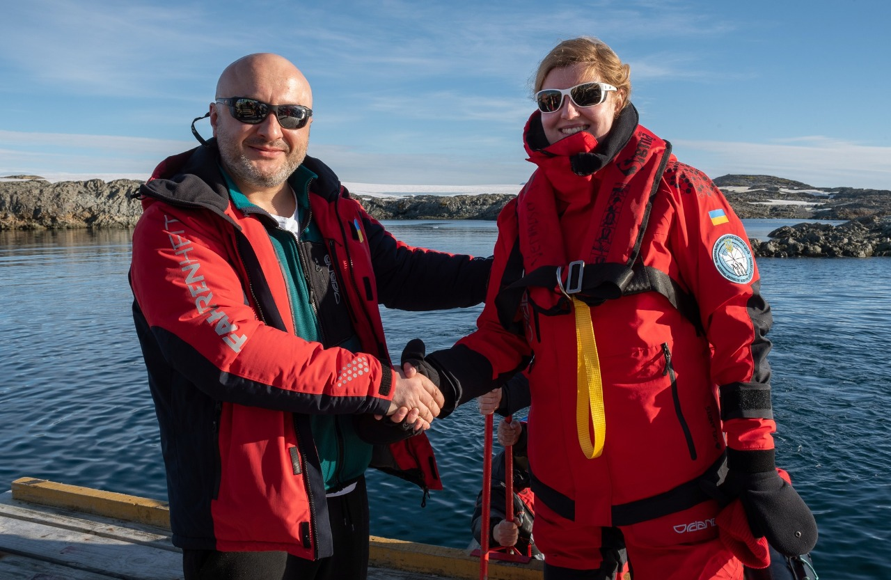 На антарктичній станції "Академік Вернадський" стартувала перезмінка команд: фото