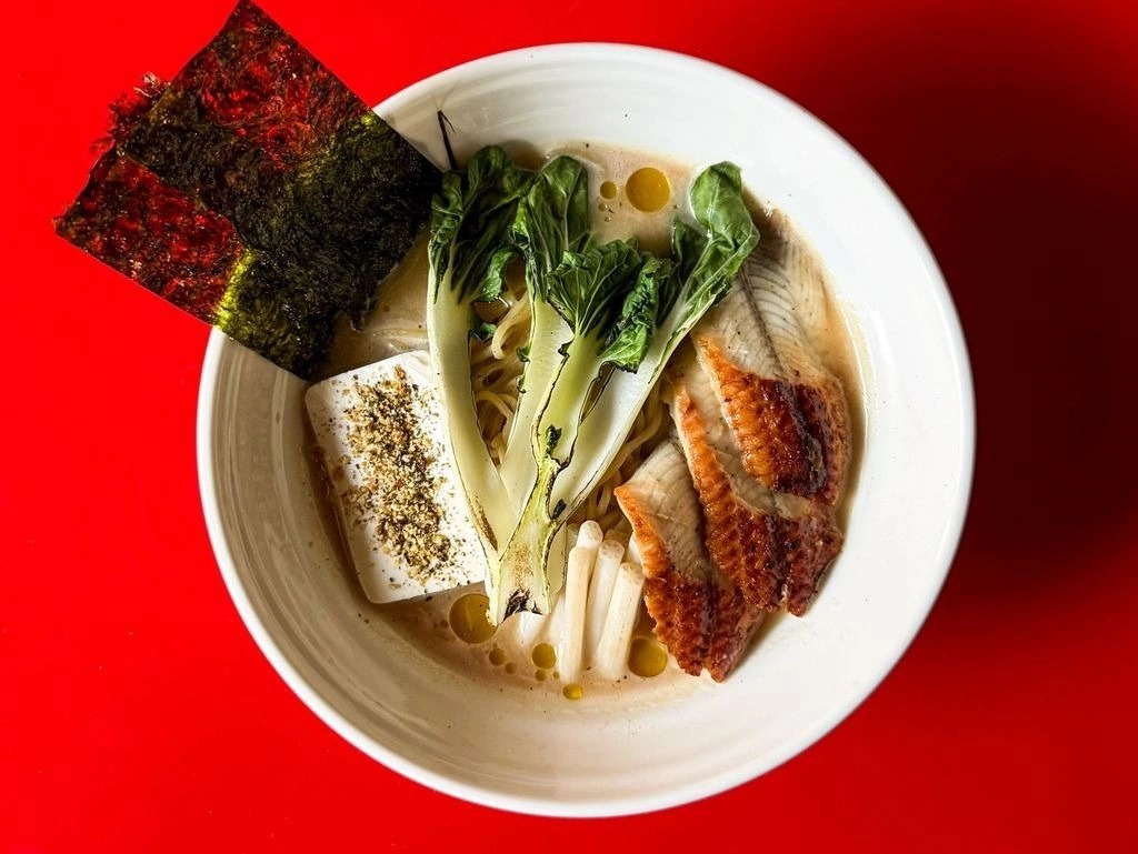 Неподалік Володимирського собору у Києві відкрилася раменна "ДЗУ ДЗУ": адреса, меню та ціни