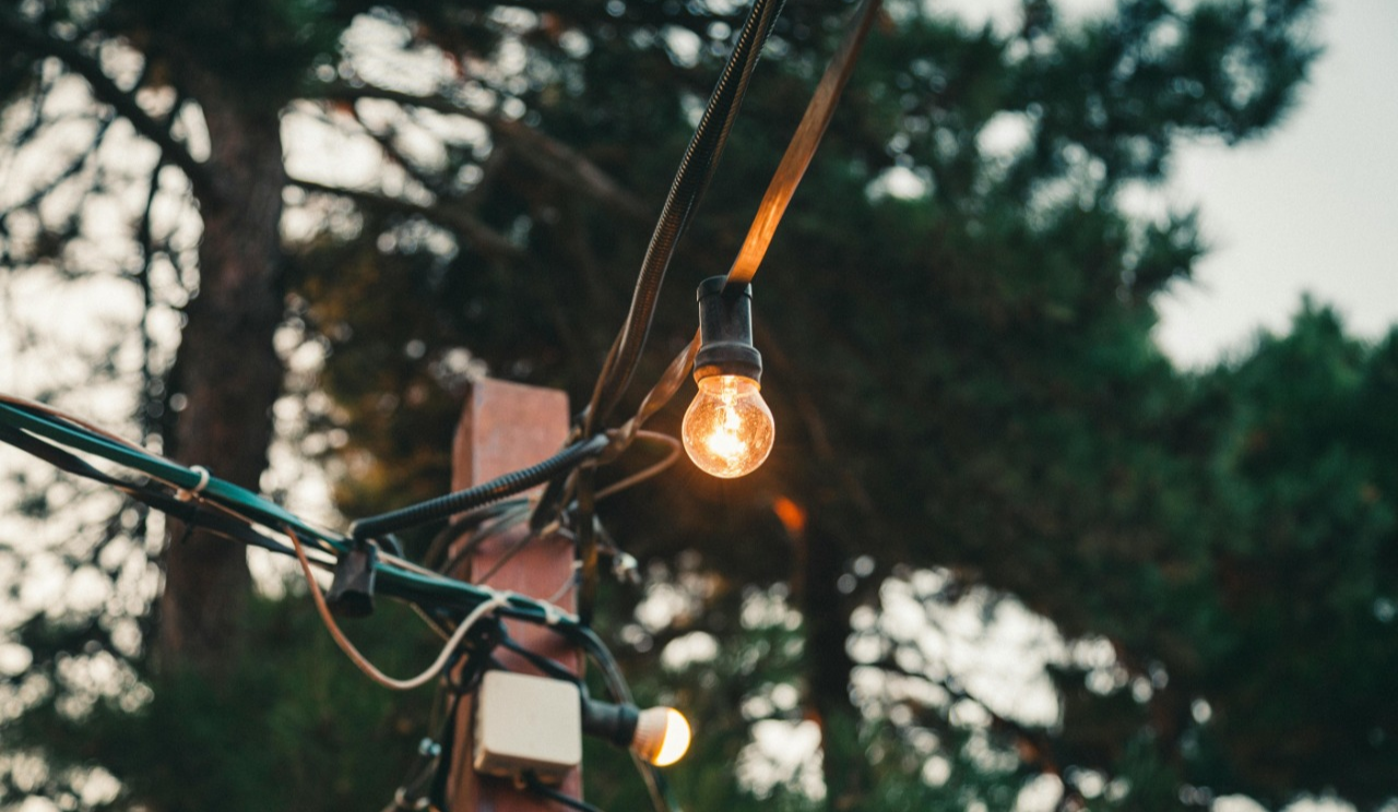 В окремих районах Києва та області діють триваліші відключення світла — ДТЕК