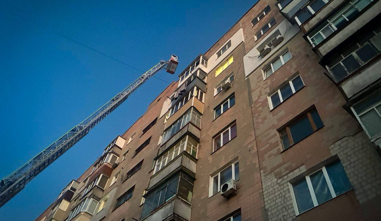 На Київщині рятувальники зняли дитину з балкону 9-го поверху: фото