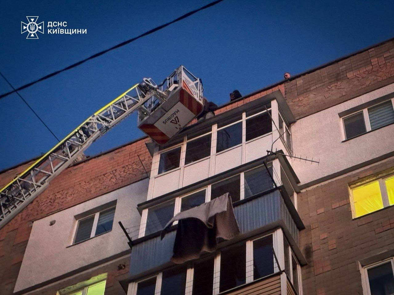 У Фастові на Київщині рятувальники зняли дитину з балкону 9-го поверху: фото