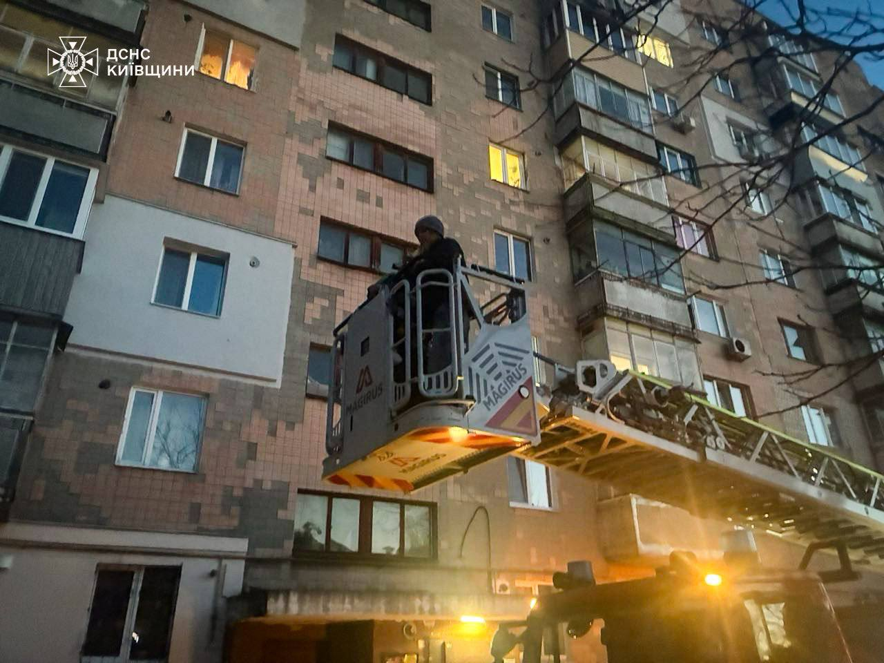 У Фастові на Київщині рятувальники зняли дитину з балкону 9-го поверху: фото