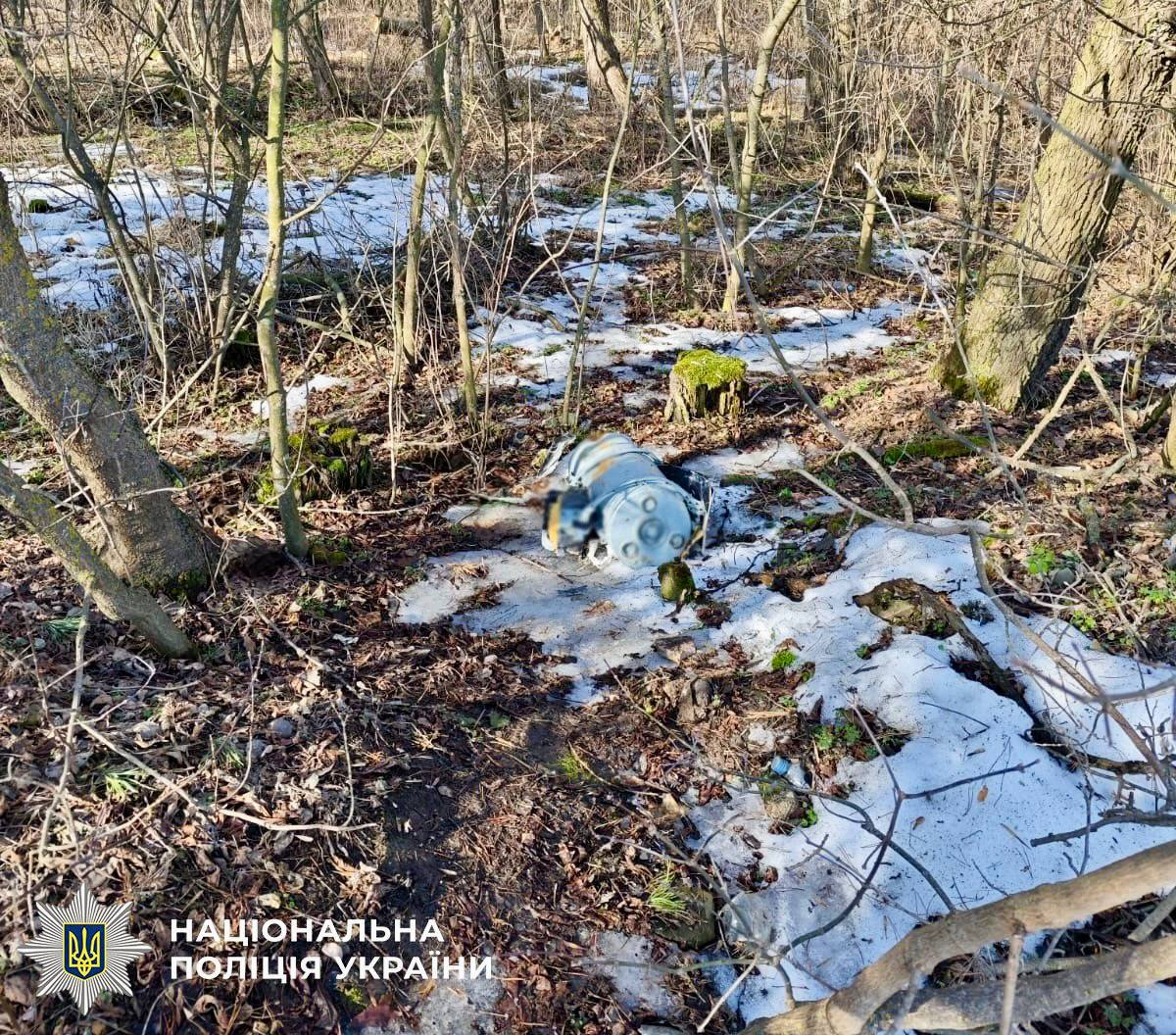 У Дарницькому районі Києва знайшли бойову частину російського дрона: фото