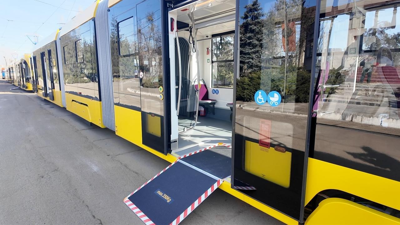 На лівому березі Києва на маршрут вийшли нові трамваї: фото