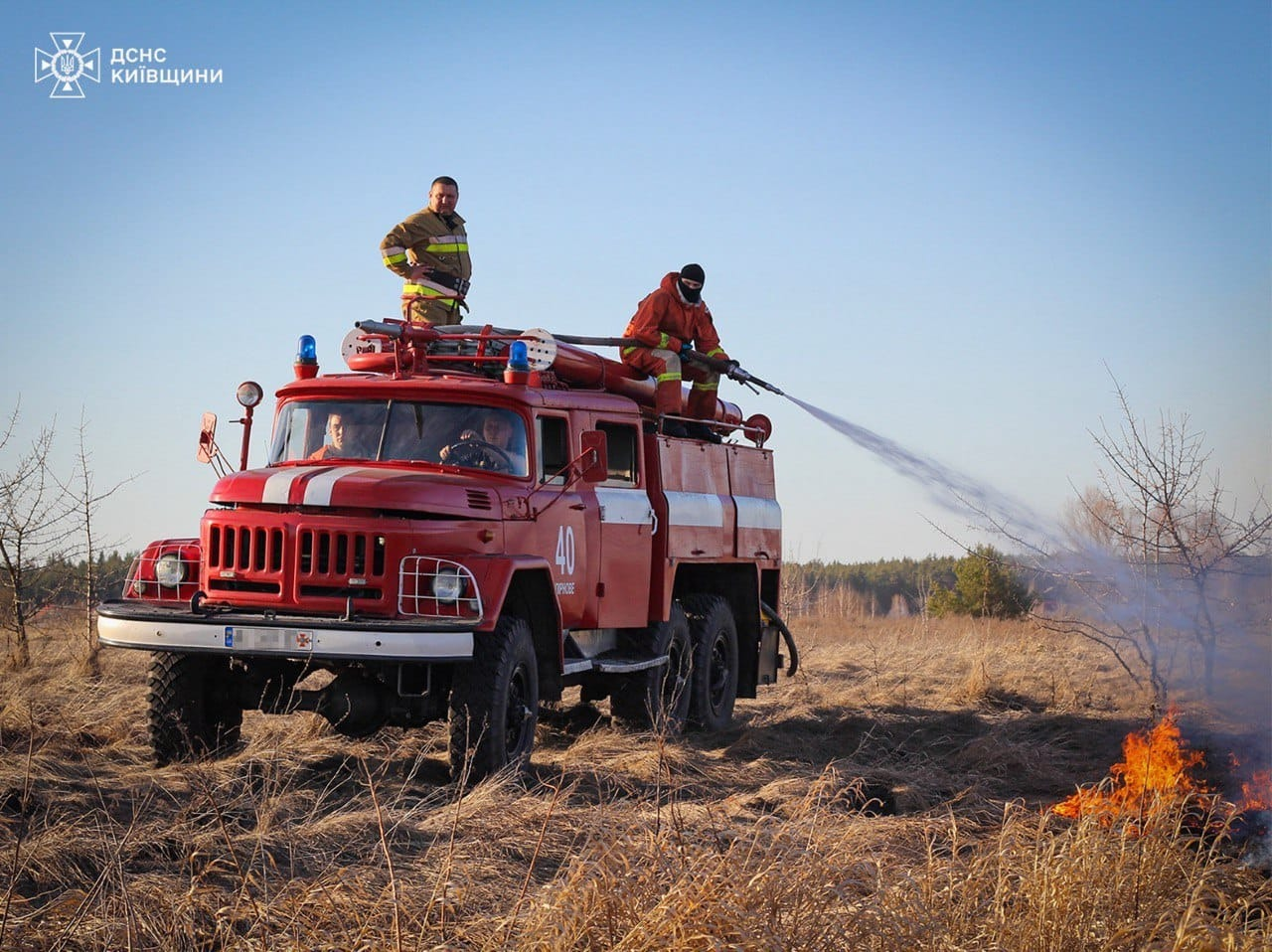 За добу на Київщині ліквідували 19 пожеж сухостою: нагадують правила безпеки