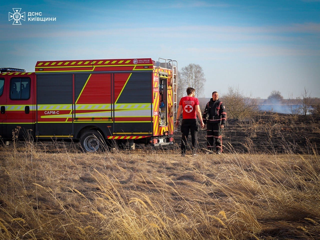 За добу на Київщині ліквідували 19 пожеж сухостою: нагадують правила безпеки