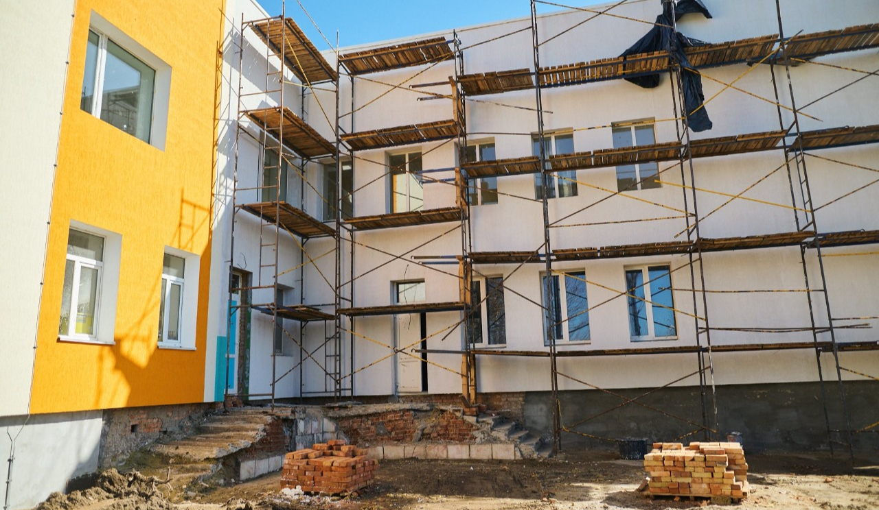 У Василькові відновлюють лікарню, дитсадок і житлові будинки: що вже зробили