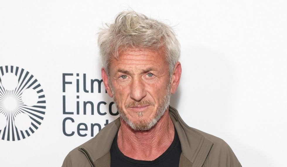 Шону Пенну вручили "Оскар" зі сталі вагона Укрзалізниці, пошкодженого російською атакою