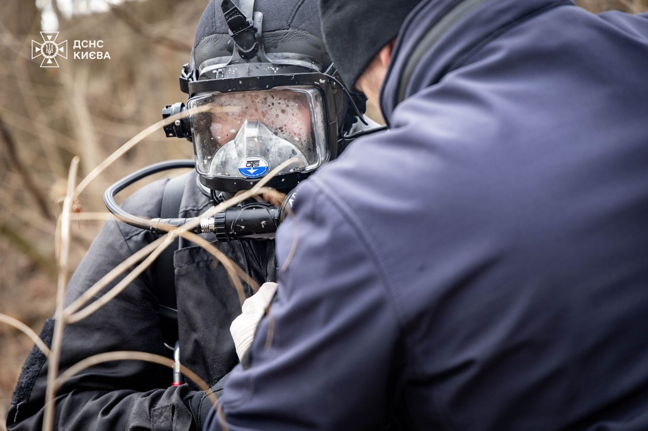 У Києві водолази-сапери дістали з річки уламки російської ракети: фото