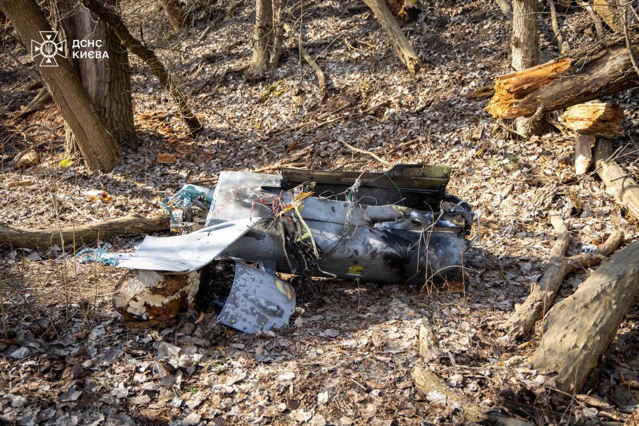 У Києві водолази-сапери дістали з річки уламки російської ракети: фото