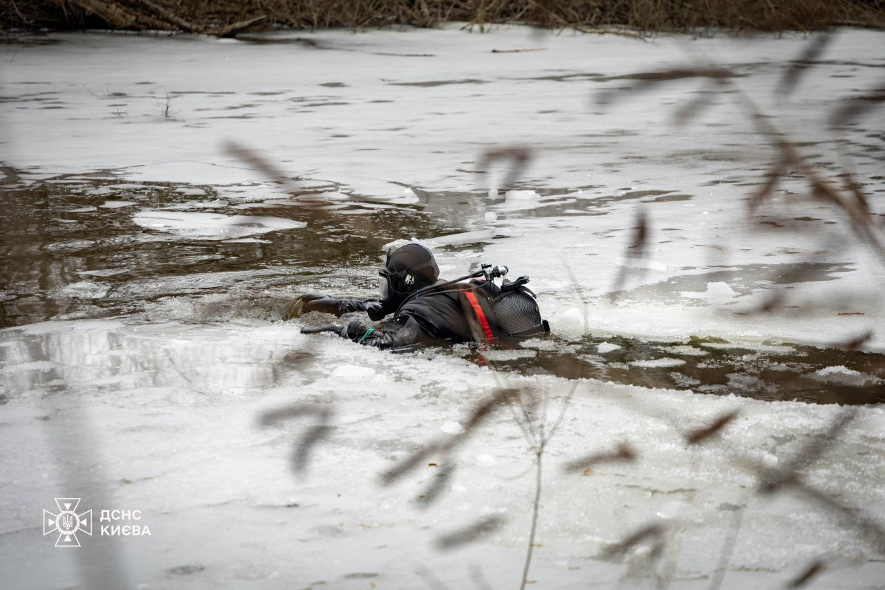 У Києві водолази-сапери дістали з річки уламки російської ракети: фото