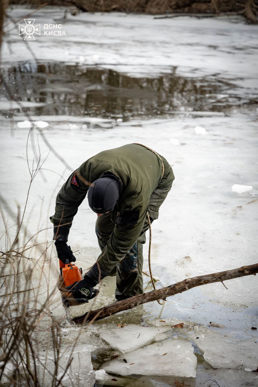 У Києві водолази-сапери дістали з річки уламки російської ракети: фото