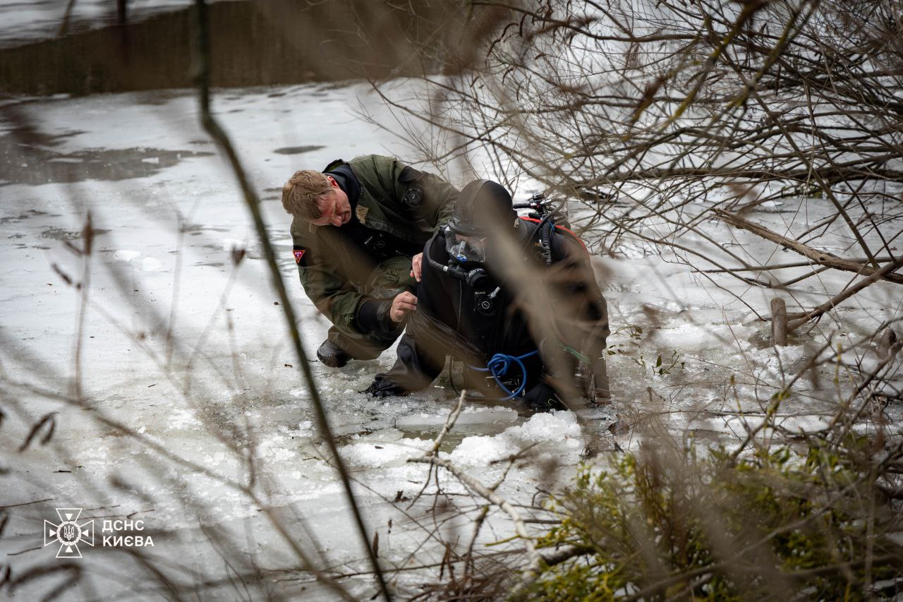 У Києві водолази-сапери дістали з річки уламки російської ракети: фото