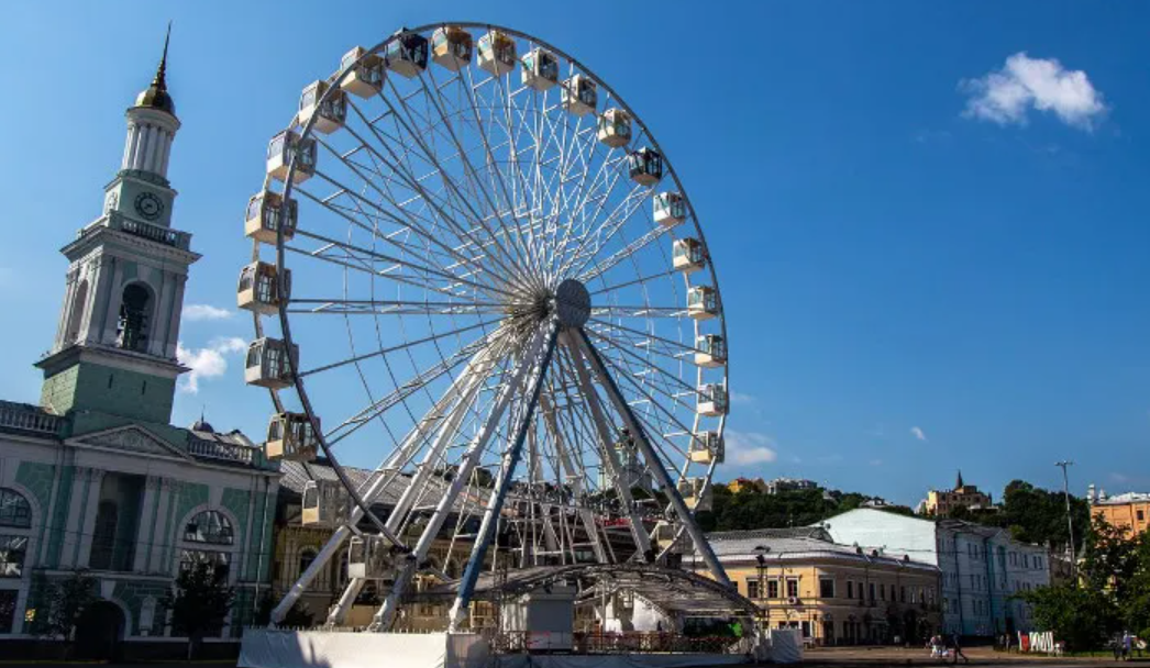 На Контрактовій площі почали демонтувати оглядове колесо: яка його подальша доля