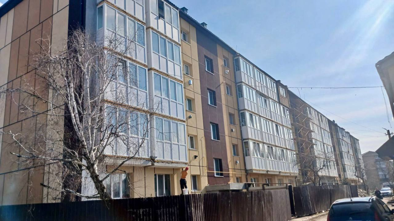 У Макарові на Київщині відбудовують пошкоджену росіянами п’ятиповерхівку: подробиці