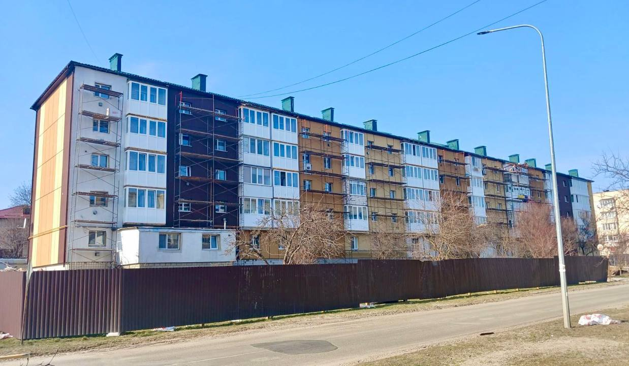 У Макарові відбудовують пошкоджену росіянами п’ятиповерхівку: подробиці